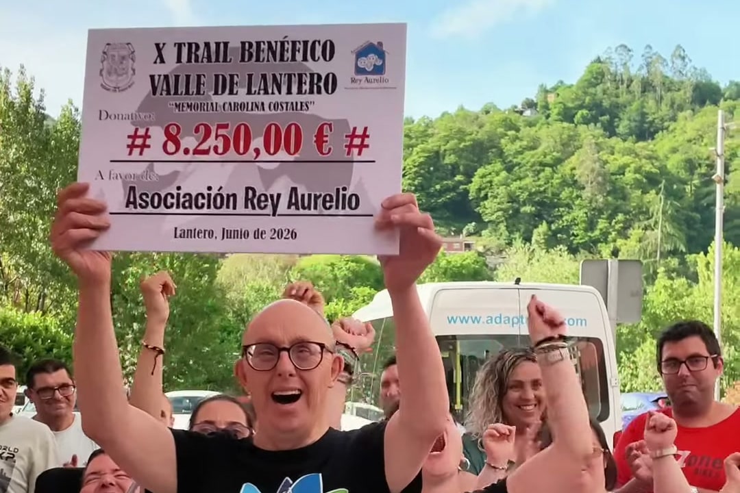Un chico de la Asociación Rey Aurelio levanta, entre gritos de alegría de sus compañeros, el cheque del X Trail Benéfico Valle de Lantero por 8.250 €